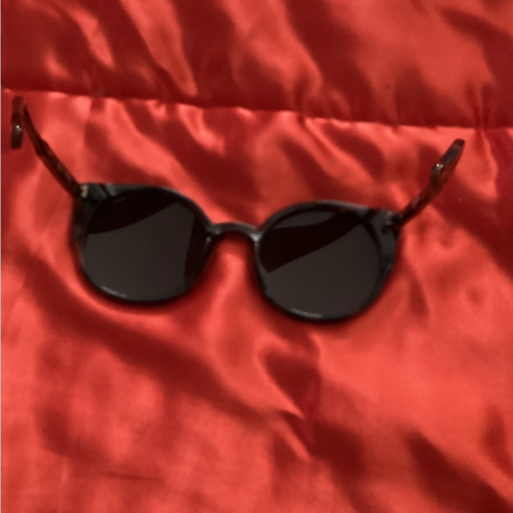 Elegant Tortoise Shell Sunglasses with Black Lenses